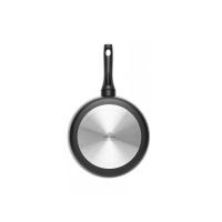 Widok od spodu na patelnię głęboką Gerlach Granitex 28 cm. Metalowe dno z logo marki i oznaczeniami kuchenek łączy się z czarnym korpusem oraz długą rączką.