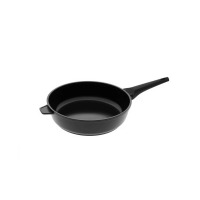 Głęboka patelnia Gerlach Monolit o średnicy 28 cm w kolorze czarnym. Widok z boku na matowy korpus z powłoką nieprzywierającą, długą rączką i dodatkowym