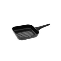 Czarna patelnia grillowa Gerlach Monolit 24 cm z charakterystycznym żebrowanym dnem, widoczna z perspektywy półprofilu na białym tle.