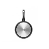 Widok od spodu na patelnię grillową Gerlach GRANITEX 28 cm. Metalowe dno z logo marki i ikonami kompatybilności z kuchenkami kontrastuje z czarnym korpusem.