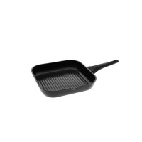 Czarna patelnia grillowa Gerlach Monolit o średnicy 28 cm z charakterystycznym żebrowanym dnem, widoczna z profilu pod kątem, z widocznym wyprofilowanym