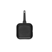 Czarna patelnia grillowa Gerlach Monolit 24 cm z charakterystycznym żebrowanym dnem, widoczna z góry. Kwadratowy kształt, solidny uchwyt z logo producenta.