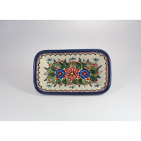 Półmisek Bolesławiec 149AR o wymiarach 12x20,7 cm. Ceramiczne naczynie z ręcznie malowanym wzorem kwiatowym w odcieniach niebieskiego, czerwieni i zieleni na