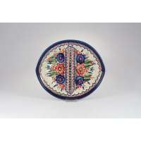 Półmisek dzielony Bolesławiec 149AR o wymiarach 23,6 x 20,5 cm. Ceramiczne naczynie z ręcznie malowanym motywem kwiatowym w odcieniach niebieskiego i czerwieni.