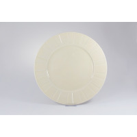 Talerz płytki Ćmielów OKTAWA GL04 w kolorze waniliowym o średnicy 27 cm. Klasyczna porcelana z ozdobnym, żłobionym wzorem na szerokim kołnierzu, widok z góry.