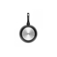 Widok od spodu na patelnię typu wok 28 cm Gerlach Granitex. Metalowe dno z logo marki i symbolami kompatybilności z kuchenkami kontrastuje z czarnym korpusem.