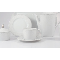 Zestaw do kawy Ćmielów G856 Jenny dla 6 osób. Biała porcelana z subtelnym, kropkowanym wzorem, obejmująca dzbanek, cukiernicę, filiżankę ze spodkiem oraz