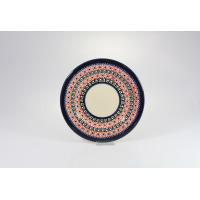 Ceramiczny spodek Bolesławiec 149AR o średnicy 19 cm. Naczynie zdobi tradycyjny wzór w czerwone kwiaty i czarne geometryczne meandry na kremowym tle z