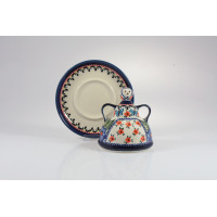 Ceramiczna baba do sera Bolesławiec 149AR o wysokości 10,3 cm. Ozdobiona motywem kwiatowym i motylami, z dopasowanym talerzykiem w charakterystyczne wzory.