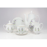 Porcelanowy garnitur do kawy Ćmielów G559 Rococo dla 6 osób. Biały zestaw z delikatnym motywem fiołków i złotym wykończeniem, obejmujący dzbanek, cukiernicę