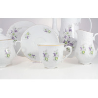 Porcelanowy garnitur do kawy Ćmielów G559 Rococo dla 6 osób. Białe naczynia z tłoczonym wzorem, zdobione motywem fioletowych kwiatów i złotym wykończeniem