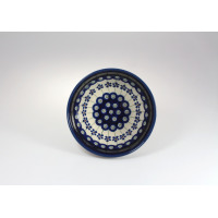 Ceramiczna salaterka Bolesławiec 166A o średnicy 14,8 cm. Naczynie zdobi tradycyjny, niebiesko-biały wzór w kwiaty i kropki. Widok z góry na wnętrze miski.