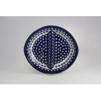 Półmisek dzielony Bolesławiec 166A o wymiarach 26x22,9 cm. Ceramiczne naczynie z charakterystycznym granatowo-białym wzorem w kropki i kwiaty, widok z góry.