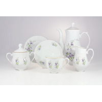 Porcelanowy serwis obiadowy Ćmielów G559 Rococo dla 6 osób. Zestaw zdobiony motywem fiołków, obejmujący dzbanek, cukiernicę, mlecznik, filiżankę oraz talerzyk.