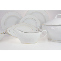 Elegancki serwis obiadowy Ćmielów 3604 ROCOCO dla 6 osób. Biała porcelana z subtelnym tłoczonym wzorem i złotym wykończeniem, widoczna sosjerka, waza i talerze.