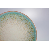 Zbliżenie na krawędź talerza deserowego 20,5 cm 9017 BOSS marki Lubiana. Widoczna ceramiczna powierzchnia z gradientem od bieli do turkusu z brązowymi