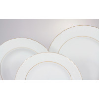 Trzy białe talerze z zestawu obiadowego Ćmielów 3604 ROCOCO ułożone w wachlarz. Porcelana z delikatnym tłoczonym wzorem na brzegach i subtelnym złotym
