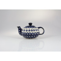 Ceramiczny czajnik Bolesławiec o pojemności 0,42 l z serii GU-864. Naczynie zdobi tradycyjny wzór w niebieskie kwiaty i pawie oczka na kremowym tle. Widok z