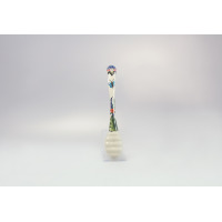 Ceramiczna łyżeczka do miodu Bolesławiec 17,9 cm o modelu 149AR. Posiada zdobiony trzonek z motywem motyla i kwiatów oraz charakterystyczną, żłobioną końcówkę.