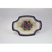 Ceramiczna salaterka Bolesławiec 149AR o wymiarach 27,5 x 19 cm. Naczynie o profilowanych brzegach zdobią charakterystyczne, ręcznie malowane kwiaty w