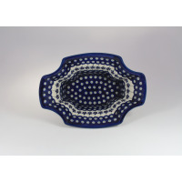 Ceramiczna salaterka Bolesławiec 166A o wymiarach 27,5x19 cm. Naczynie z charakterystycznym wzorem w niebieskie kropki i kwiaty, widok z góry na wnętrze misy.