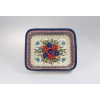 Półmisek Bolesławiec 149AR o wymiarach 21,8 x 25,7 cm. Kwadratowe naczynie ceramiczne z motywem kwiatów i niebieskich motyli na kremowym tle oraz zdobnym