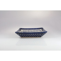 Prostokątna ceramiczna tacka Bolesławiec 23 cm (GU-2042A) z charakterystycznym granatowym wzorem w kropki i kwiaty, widoczna w ujęciu z boku na białym tle.