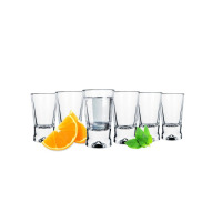 Zestaw sześciu szklanych kieliszków do wódki 25 ml marki Glasmark ustawionych w rzędzie, z jednym napełnionym płynem, udekorowany cząstkami pomarańczy i