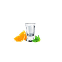 Kieliszek do wódki Glasmark o pojemności 25 ml z przezroczystego szkła, ustawiony obok soczystych cząstek pomarańczy i świeżych liści mięty na białym tle.