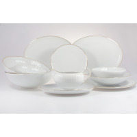 Elegancki serwis obiadowy Chodzież Dalia Złota linia dla 12 osób. Biała porcelana z delikatnym żłobkowaniem i subtelnym złotym wykończeniem brzegów w aranżacji.