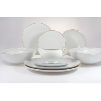 Elegancki serwis obiadowy Chodzież Dalia Złota linia dla 12 osób. Biała porcelana z delikatnym żłobkowaniem i złotym wykończeniem, zestawiona w stylową