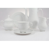 Elegancki garnitur do kawy Ćmielów C001 ROCOCO. Biała porcelana z bogatym, wypukłym zdobieniem w stylu rokoko: filiżanka ze spodkiem, dzbanek, cukiernica i