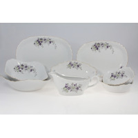 Serwis obiadowy Ćmielów G559 Rococo dla 6 osób. Biała porcelana z delikatnym reliefem i motywem fioletowych fiołków, obejmująca półmiski, sosjerkę oraz misy.