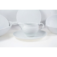 Sosjerka z białej porcelany Ćmielów z serwisu obiadowego Sofia. Naczynie o klasycznym kształcie z delikatnym, tłoczonym wzorem na spodku i korpusie.