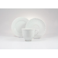 Biały zestaw do kawy Ćmielów C001 Rococo dla 6 osób. Elegancka porcelana z wypukłym, roślinnym ornamentem, obejmująca filiżankę na pierwszym planie oraz dwa