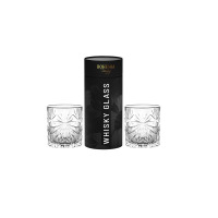 Dwie przezroczyste szklanki kryształowe Bohemia Prestige Fiore o pojemności 320 ml z ozdobnym szlifem, ustawione obok czarnej tuby z napisem WHISKY GLASS i