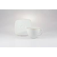 Biała porcelanowa filiżanka ze spodkiem z zestawu 6/12 Akcent Złota linia marki Chodzież. Naczynia o minimalistycznym designie zdobione delikatną złotą linią.