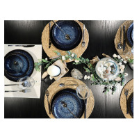 Eleganckie nakrycie stołu z zestawem talerzy STONEWARE S006T Cosmos marki Lubiana. Granatowe naczynia o cieniowanej fakturze ustawione na plecionych