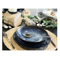 Zestaw talerzy STONEWARE S006T Cosmos marki Lubiana na plecionej podkładce. Granatowe naczynia o żłobkowanej fakturze i nakrapianym wykończeniu, widok z góry.