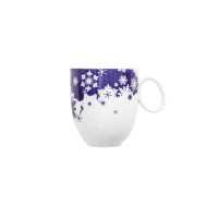 Biały kubek Ćmielów Quebec o pojemności 300 ml z motywem niebieskich śnieżynek. Eleganckie naczynie z porcelany z gradientowym wzorem zimowym, widok z profilu.