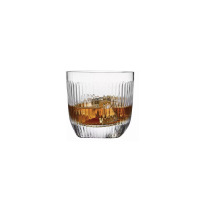 Szklanka do whisky z zestawu Perfect Serve Gentleman marki Krosno Glass. Przezroczyste szkło z pionowym żłobkowaniem wypełnione bursztynowym trunkiem z lodem.