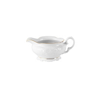 Sosjerka z serwisu obiadowego Fryderyka Złota Linia marki Chodzież. Biała porcelana o klasycznym, tłoczonym wzorze z delikatnym złotym wykończeniem krawędzi.