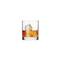 Szklanka do whisky Basic marki Krosno Glass o pojemności 250 ml z przejrzystego szkła, wypełniona bursztynowym trunkiem z dwiema kostkami lodu, widok z przodu.