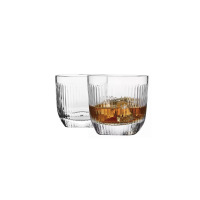 Dwie szklanki do whisky z zestawu prezentowego Perfect Serve Gentleman marki Krosno Glass. Jedna pusta, druga wypełniona bursztynowym trunkiem z lodem