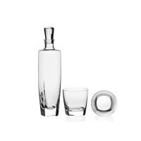 Zestaw do whisky Krosno Perfect Serve: wysoka szklana karafka z korkiem oraz dwie szklanki, jedna ustawiona frontalnie, druga widoczna od góry na białym tle.