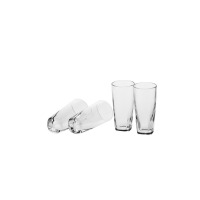 Cztery przezroczyste kieliszki do wódki z zestawu Perfect Serve od Krosno Glass S.A. Dwa stoją pionowo, a dwa leżą obok na białym tle, ukazując dno i kształt.