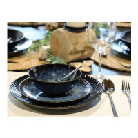 Talerz deserowy 20,5 cm STONEWARE S006T COSMOS marki Lubiana w kolorze głębokiego granatu z cieniowaniem. Zestaw z miseczką na nakrytym stole, widok z góry.
