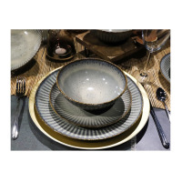 Talerz płytki 27 cm STONEWARE S005T Dessert marki Lubiana w zestawieniu z miseczką i talerzykiem deserowym. Szara ceramika o żłobkowanej fakturze i rustykalnym