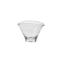 Przezroczysty wazon optyk Krosno Glass o wysokości 20 cm. Szklane naczynie o rozszerzającym się ku górze, falistym kształcie z wyraźną, pionową teksturą