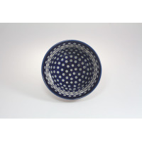 Ceramiczna salaterka Bolesławiec 166A o średnicy 16,2 cm. Miska z charakterystycznym granatowym wzorem w drobne kropki, widok z góry na wnętrze naczynia.